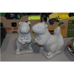 PAIR OF CONCRETE GARDEN ORNAMENT - SQUIRREL