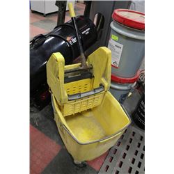 INDUSTRIAL MOP BUCKET WITH WRINGER