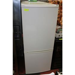 DANBY APARTMENT SIZED BOTTOM FREEZER FRIDGE