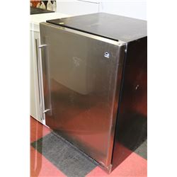 ST STEEL DANBY BAR FRIDGE (SCRATCHED AND DENTED)