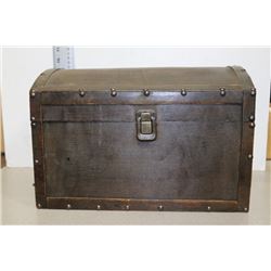 WOODEN HOPE CHEST WITH HANDLES