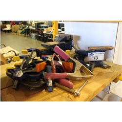 LOT OF ASSORTED BENCH VICES, SMALL ANVIL, ASSORTED FURNITURE CLAMPS,