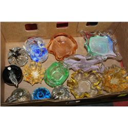 FLAT OF 13 DECORATIVE ART GLASS PIECES