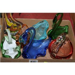 FLAT OF 6 DECORATIVE ART GLASS SWANS