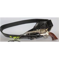 LEATHER GUN BELT WITH 6-SHOOTER REPLICA GUN