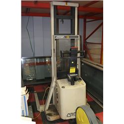 CROWN CO809 POWERLIFT PALLET JACK