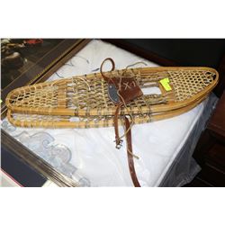 PAIR OF VINTAGE BEARS PAW SNOWSHOES