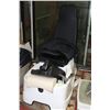 Image 1 : WHITE FIBERGLASS SALON PEDICURE CHAIR