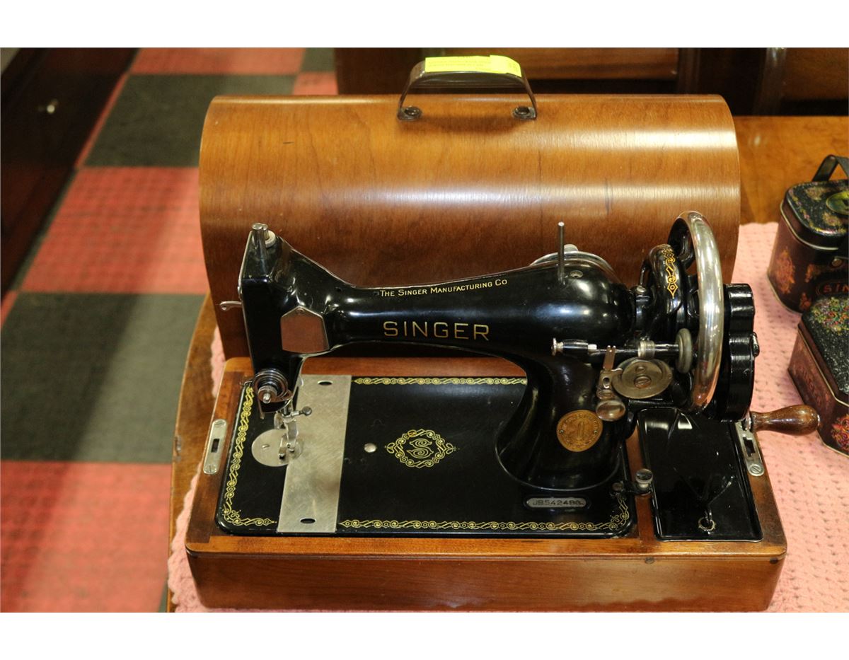 ANTIQUE HAND-CRANK SINGER SEWING MACHINE IN CASE