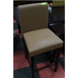 1 NEW ASHLEY LIGHT BROWN BAR STOOL