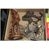 Image 1 : BOX OF WESTERN DECOR