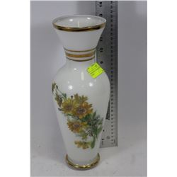 22K GOLD TRIMMED WHITE DAISY VASE
