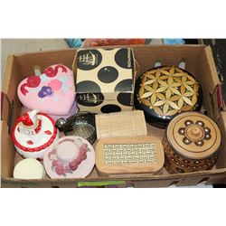 FLAT OF WOOD AND CERAMIC TRINKET BOXES