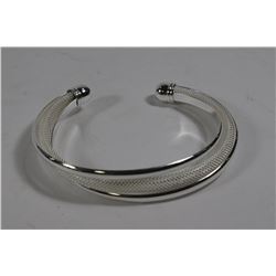 WOMEN'S SILVER TONE TWISTED BRACELET