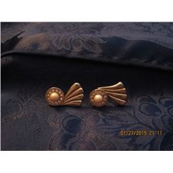 VINTAGE PEARL AND CRYSTAL STUD EARRINGS GOLD TONE (L134-18)