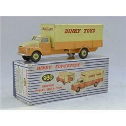 A BOXED DINKY SUPERTOYS BEDFORD PALLET JEKTA VAN, No.930, 'Dinky Toys' and 'Meccano' decals with ...