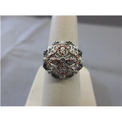 Tri-colour filigree design flower ring
