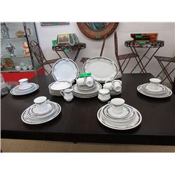 61 Piece dish set