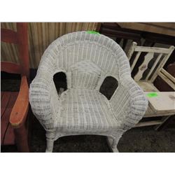 WHITE WICKER CHILDRENS CHAIR