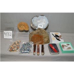 Tray Lot : Arrow Heads found at Mouth of Columbia River, Oregon in box - Arrowhead found in South Te