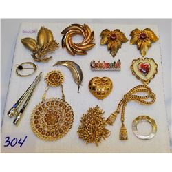 12 BROOCHES - SARAH COV AND A PAIR OF SHOE CLIPS