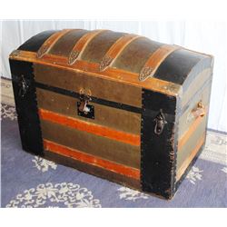 ANTIQUE CAMEL TOP TRUNK WITH TRAY INSERT