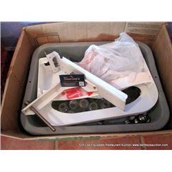 TUB: SALT & PEPPER SHAKERS