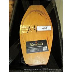 LOT: WOOD PLATTER HOLDERS 4X MONEY