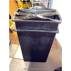 LOT: PLASTIC WASTE BASKETS 2X MONEY