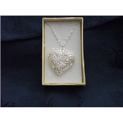 SILVER PLATED FILAGREE HEART PENDANT ON A WAVE CHAIN (L139-19)