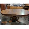 Image 2 : EARLY 1900S SINGLE PEDESTAL OAK DINING TABLE WITH 3 LEAFS