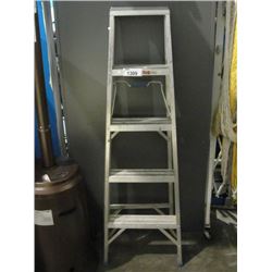 APPROX 5' ALUMINUM STEP LADDER