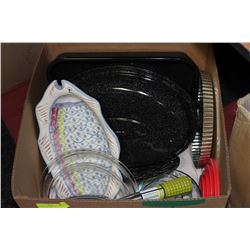 BOX W/ LARGE ROASTER, DECORATIVE FISH