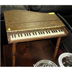 VINTAGE CHILDRENS GRAND PIANO TOY
