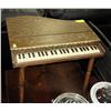 Image 1 : VINTAGE CHILDRENS GRAND PIANO TOY