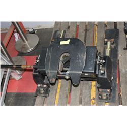 ADJUSTIBLE 5TH WHEEL HITCH