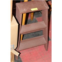 SMALL WOODEN STEP LADDER