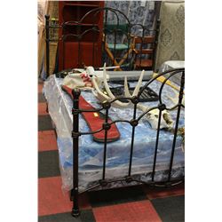METAL QUEEN SIZE BEDFRAME