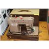Image 1 : PORTABLE SINGER SEWING MACHINE