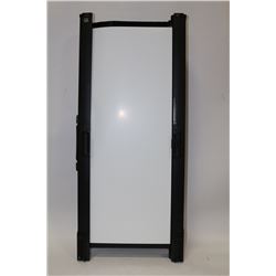 FOLD OUT BLK&WHT PHOTOGRAPHERS BACKDROP