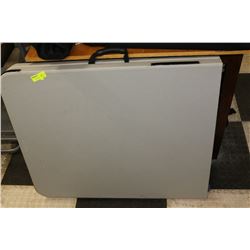 FOLDING TABLE