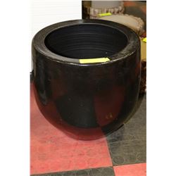 BLACK CERAMIC POT