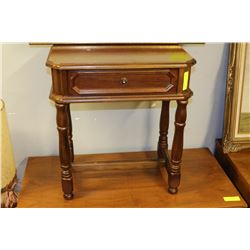 ESTATE VINTAGE END TABLE W DRAWER