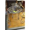 Image 1 : 2 METAL PLANT STANDS