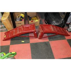 PAIR OF METAL CAR AMPS