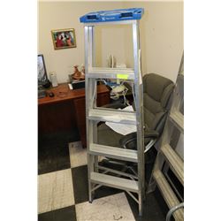 ALUMINUM PAINTER'S STEP LADDER - 5' TALL
