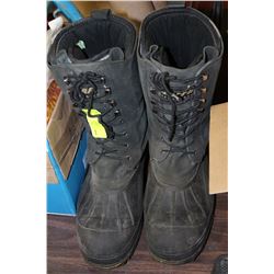 PAIR OF WORK BOOTS SIZE 12