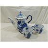 Image 2 : LOT 3 BLUE & WHITE FLORAL TEA POT & TEA CUPS