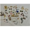 Image 2 : JACKPOT BOX ASSORTED VINTAGE JEWELRY & MEDALS