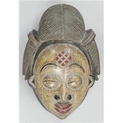 Noi maszk Gabon, punu (?) 20. sz., festett, faragott fa